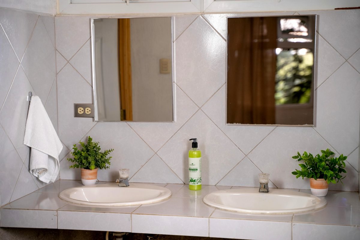 Baños cuidados de las cabañas, con espacios separados