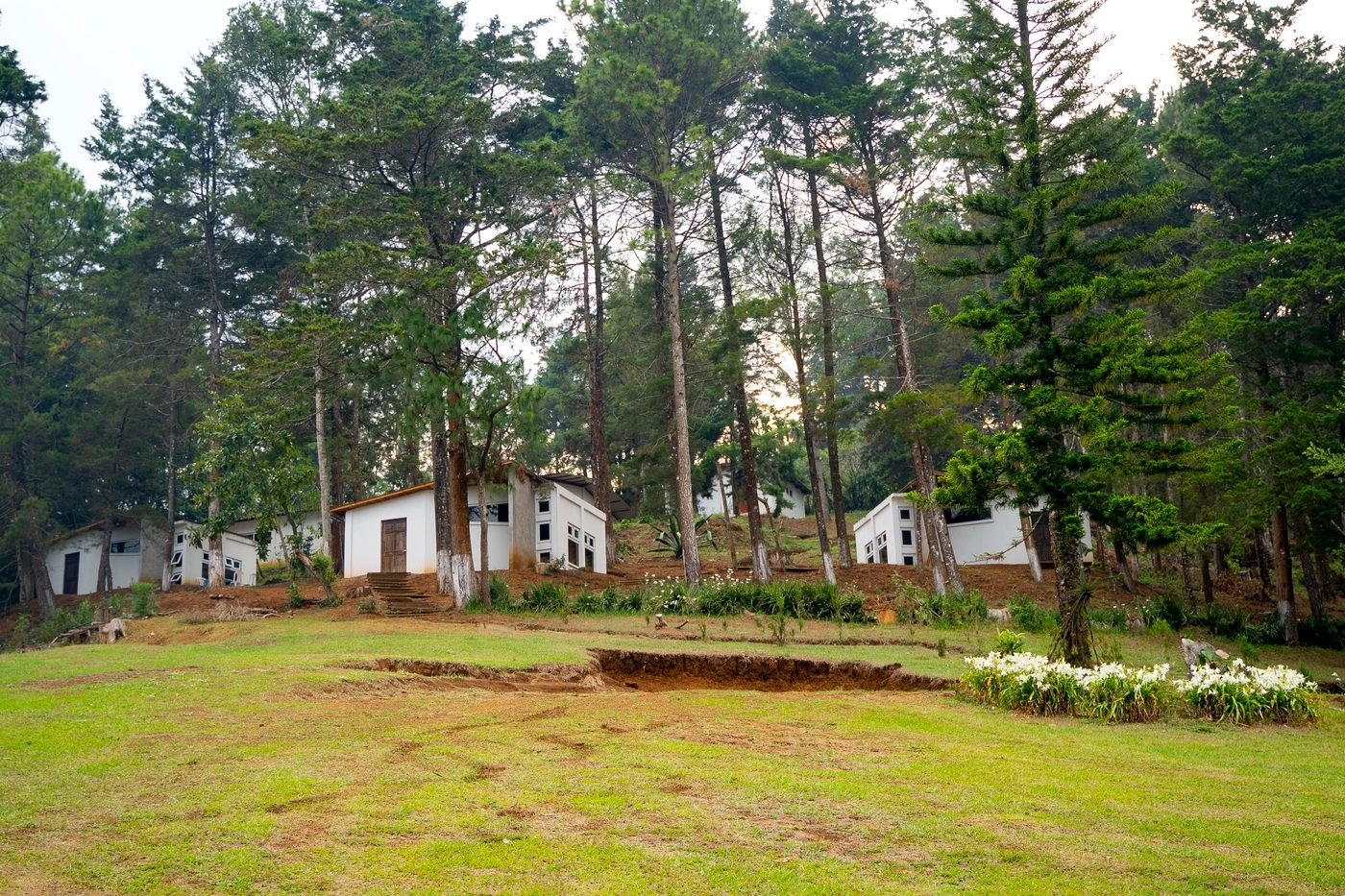 Casa de retiro Alabastro entre pinos al atardecer en San José Pinula
